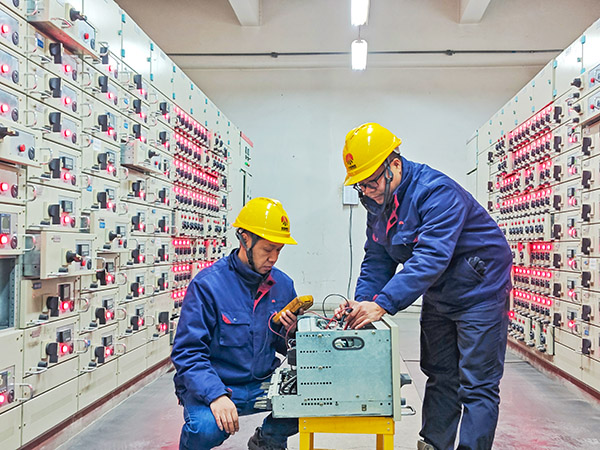 2月5日，運(yùn)行人員正在檢查開關(guān)柜故障1.jpg