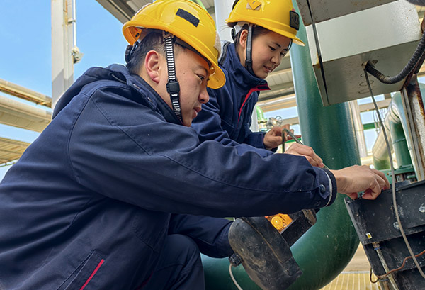 1738976033742717.jpeg 廢水崗位當班人員發現濁度儀有故障,現場排查故障.jpg