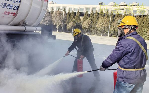 2月12日下午，物料車間191罐區(qū)開展甲醇裝車泄漏應急演練 (2).jpg