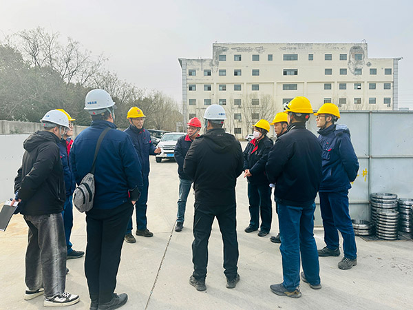 2月12日下午，物料車間開展重大危險源綜合大檢查，圖為裝車站臺VOC環(huán)保裝置的升級改造項目現(xiàn)場 (1).jpg