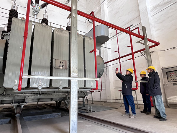 檢查組對變壓器進行溫升監測.jpg