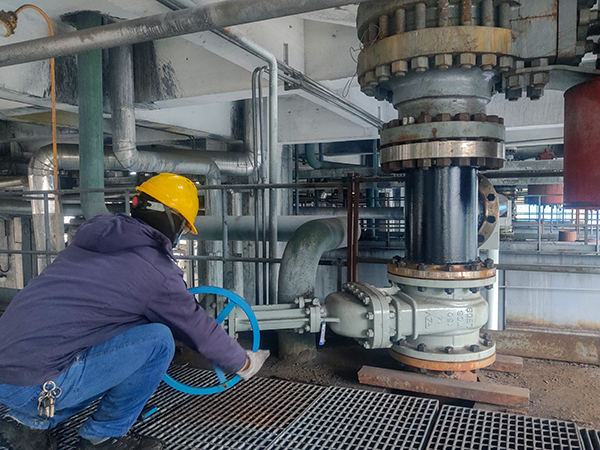 2月22日，氣化爐連通管線改造完成，工藝人員切換試用 照片.jpg