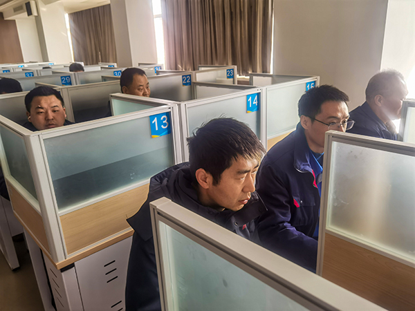 2月25日，合成車間員工進(jìn)行“懂會(huì)能”考試 (2).jpg