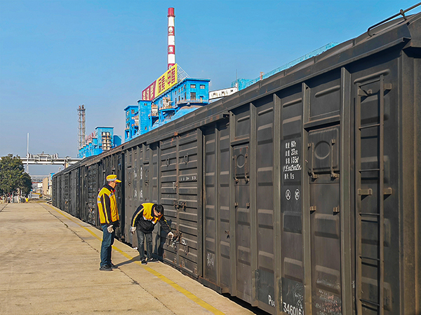 2025年2月25日，鐵路科員工對裝好的車輛進(jìn)行檢查0 (1).jpg