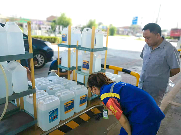 車用尿素現場查看銷售情況 (1).jpg