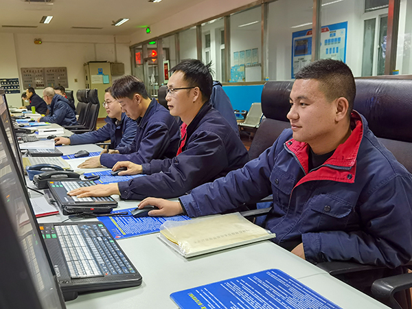 操作人員認(rèn)真監(jiān)盤.jpg