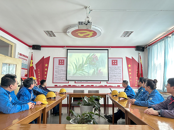動力運行二班節水月活動，組織觀看“水說”視頻.jpg