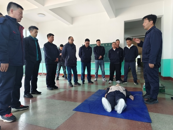 3月21日，應(yīng)急隊(duì)員寧修生在尿素車間講解心肺復(fù)蘇.jpg