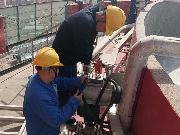 4月7日上午，一二期大檢修開始，計控電儀部空分尿素工段員工在尿素造粒塔頂進行閥門附件拆檢作業。.jpg