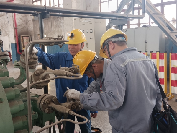 4月8日，計控電儀部空分尿素工段韋西榮帶領儀表人員進入一期機組廠房進行機組檢修軸系儀表。.jpg