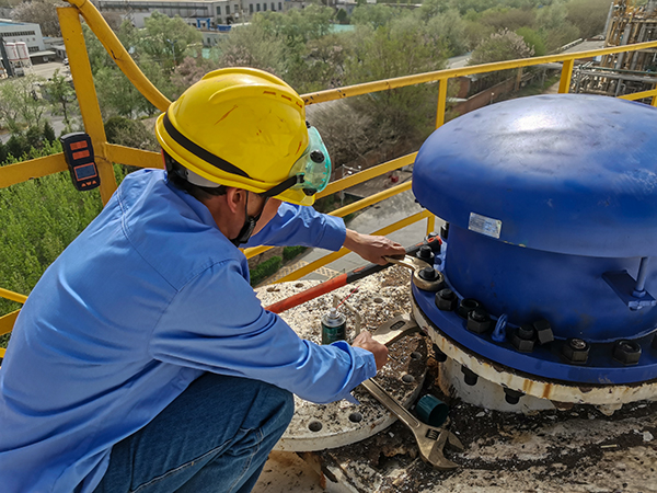4月9日檢修人員在物料車間630罐區甲醇A罐罐頂進行呼吸人孔螺栓緊固.jpg