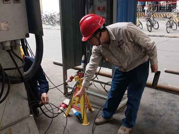4月9日，計控電儀部安全員黃建榮在進行安全用電現(xiàn)場檢查，為作業(yè)人員指出問題并認真講解正確操作及規(guī)定。.jpg