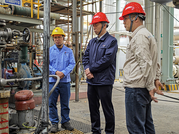 總經理趙強深入檢修現(xiàn)場檢查3.jpg