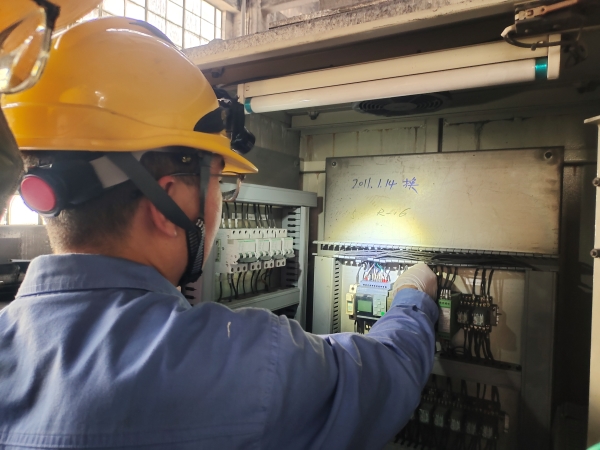 4月10日康金生、曾炳睿在一期給煤機平臺更換給煤機控制柜內PLC及擴展模塊主機.jpg