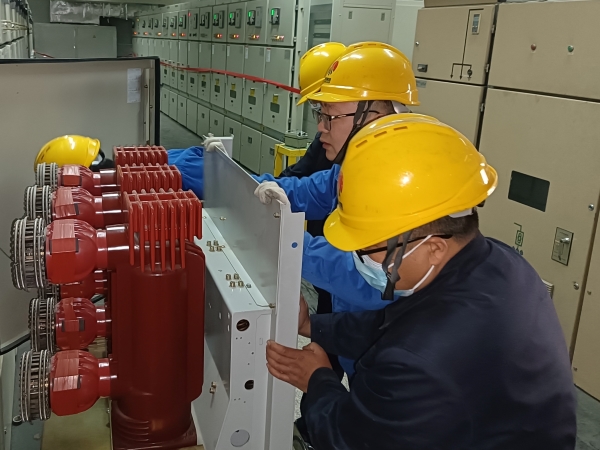 趙飛對開關(guān)柜進行檢修維護.jpg