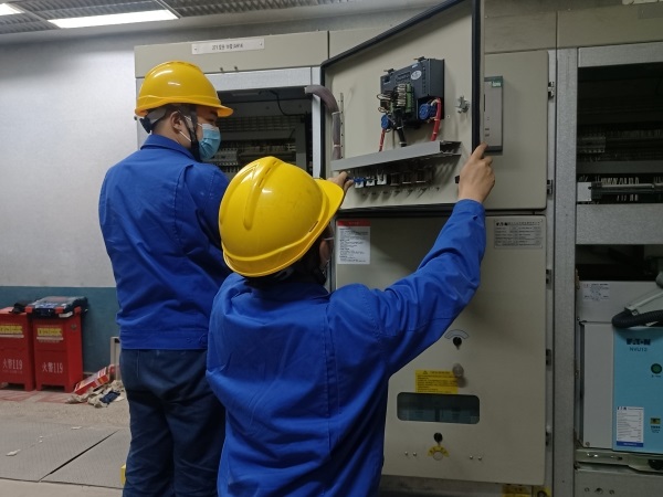 朱慶對開關(guān)柜二次回路進行檢查.jpg