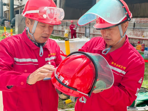 團(tuán)結(jié)協(xié)作 施工人員正在為其工友安裝安全面罩.jpg