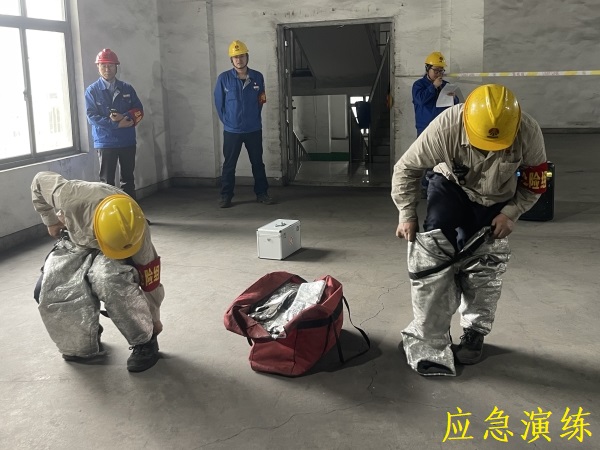 演練中穿戴防護用具.jpg