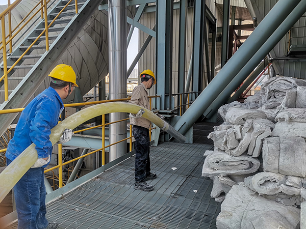 141744618207213682.jpg 工藝人員協助清灰隊伍安裝連接機械清灰裝置.jpg