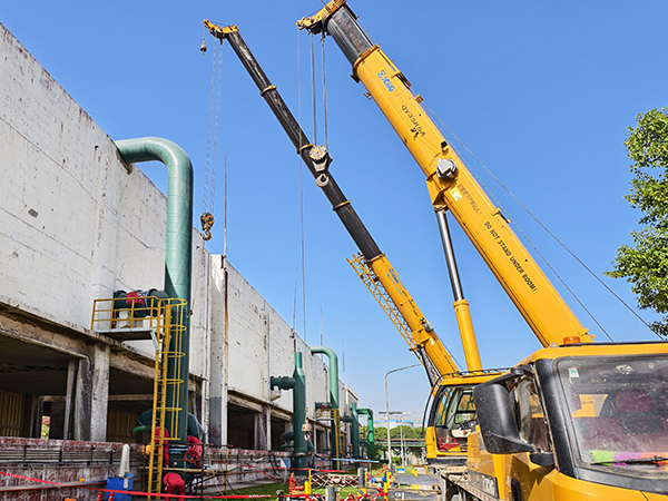 141744624664789139.jpg 4月13日,吊車配合更換循環(huán)水冷卻塔上塔閥.jpg