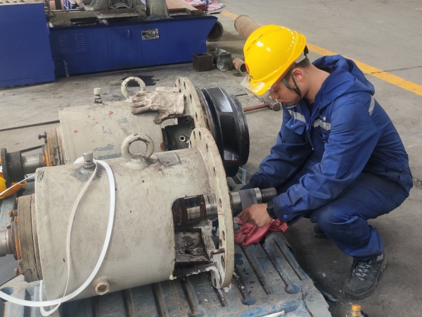 151744706268210863.jpg 打磨泵軸,準(zhǔn)備安裝.jpg