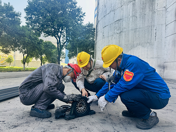 檢修過程中車間技術員贠文軍、班組長黃保榮與檢修人員安裝軸承.jpg