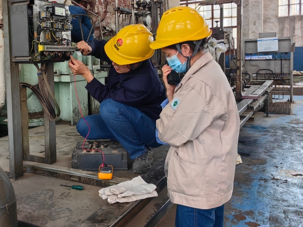 181744937252116356.jpg 一期機組檢修現場,計控電儀部檢修員工在進行機組回路調校工作(1).jpg