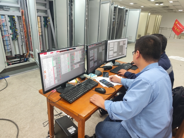 4.20日晚，計(jì)控電儀部技術(shù)攻堅(jiān)團(tuán)隊(duì)成員張智磊正在一期控制室對(duì)新煤皮帶稱重系統(tǒng)進(jìn)行系統(tǒng)調(diào)試.jpg