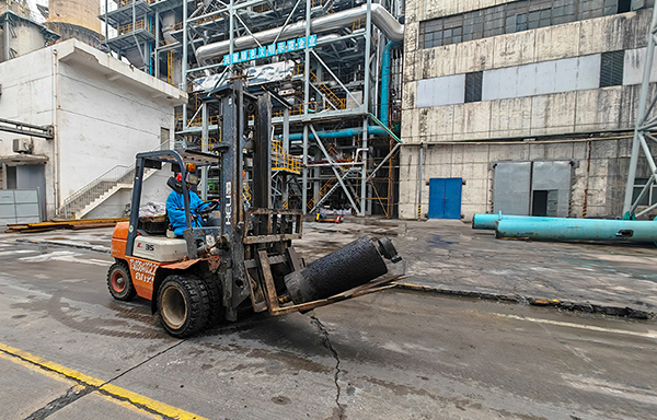 2025年大檢修運(yùn)銷市場(chǎng)部抽調(diào)叉車馳援檢修現(xiàn)場(chǎng).jpg