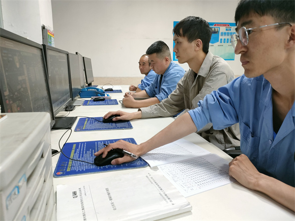 031746231895185566.jpg 空塔阻力實(shí)驗(yàn)期間,工藝人員在DCS上面操作。.jpg