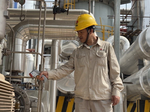 281748386062547436.jpg 崗位人員現(xiàn)場(chǎng)機(jī)泵測(cè)溫.jpg