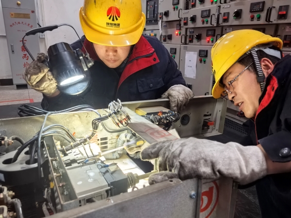 111749605873400040.jpg 檢修人員自主維修開關配電設施.jpg