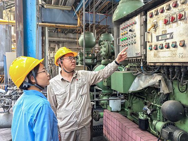 241750748555147861.jpg 2025年6月23日,設備員對班組人員進行現場教學.jpg