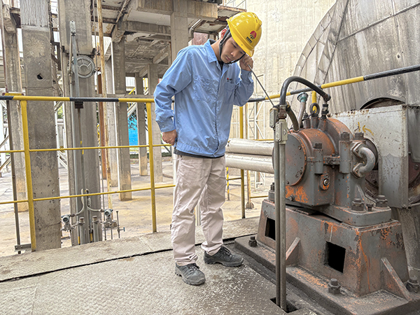 251750845180495944.jpg 脫硫崗位操作工利用聽棒和測振儀檢查引風機工作是否正常.jpg