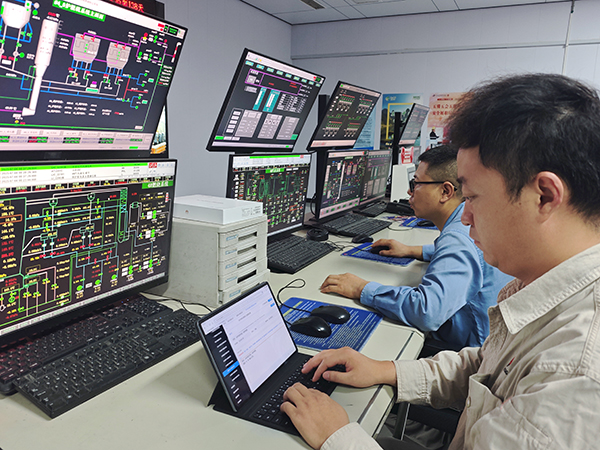 7月3日，動(dòng)力車間三期控制室，操作人員正在停運(yùn)4號(hào)鍋爐.jpg