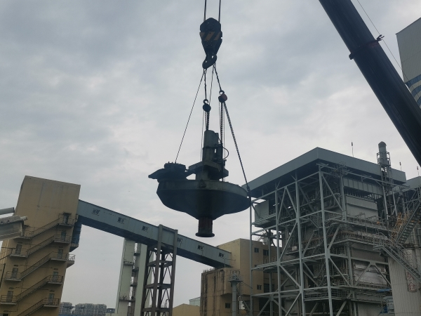 舊設備吊出.jpg