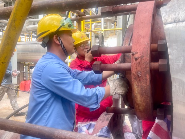 檢修現場修造人員和 外協人員協同進行配管對接工作.jpg