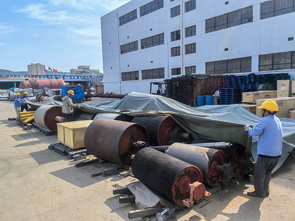 311753952112112462.jpg 現場人員開展設備覆蓋防水布工作.jpg