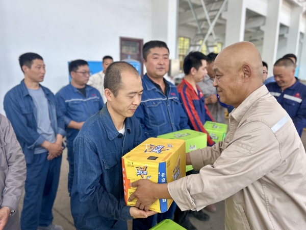 李風明給外協“弟兄們”發放“清涼關愛”物品.jpg