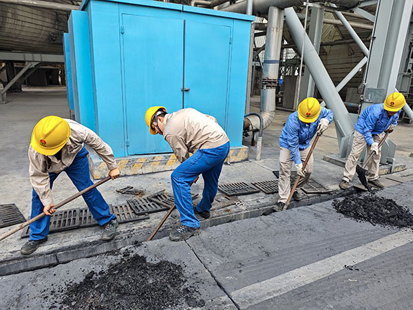 081754636199145948.jpg 8月8日早上,動力車間黨員團員一同疏通現場地溝淤泥.jpg