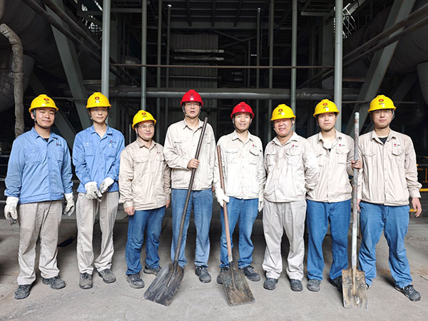 081754636215543134.jpg 8月8日早上,動力車間組織黨員、團員清理地溝淤泥后,在鍋爐前合影 600.jpg