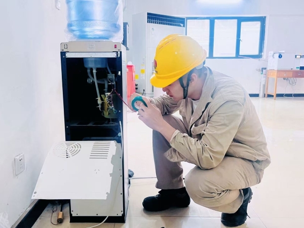 2025年中期檢修，彬州公司電儀分部職工劉鵬遠修理飲水機.jpg