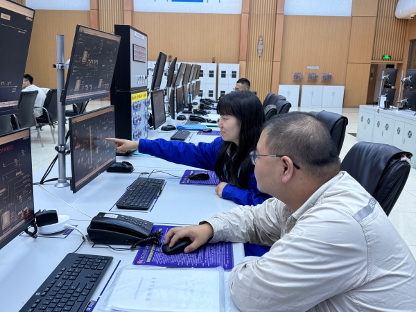 成璠在中控進行監盤.jpg