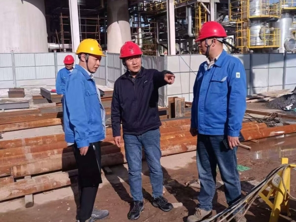 彬州公司副總經(jīng)理昝智峰在技改項目現(xiàn)場開展節(jié)前綜合檢查.jpg