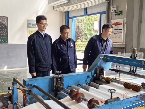 9月22日，延長石油物流包裝制品分公司總經理在重載膜車間，結合生產實際，向渭河塑業考察人員詳解工藝與管理要點。.jpg