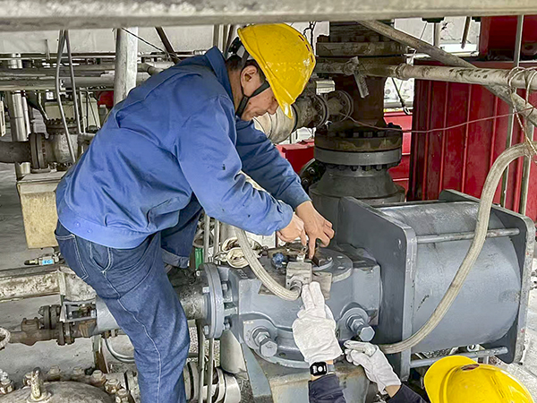 11月7日立冬當(dāng)天，冒著寒風(fēng)細(xì)雨，計(jì)控電儀部儀表工們正在現(xiàn)場進(jìn)行檢修工作，為冬季裝置平穩(wěn)運(yùn)行筑牢安全屏障3  futu.jpg